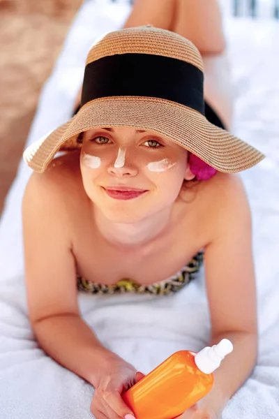 Mujer Joven Con Crema Solar Cara Sosteniendo Botella Protector Solar —  Fotos de Stock