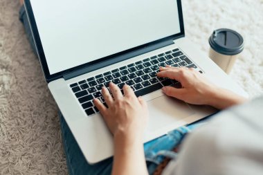 Bir dizüstü bilgisayarda çalışan kadın. Web, arama bilgi tarama, evde çalışma alanı olan kadın katta, oturan bir dizüstü bilgisayar kullanarak. Bloglama kavramını. Modern teknolojiler. Üstten Görünüm.