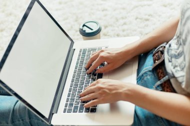 Bir dizüstü bilgisayarda çalışan kadın. Web, arama bilgi tarama, evde çalışma alanı olan kadın katta, oturan bir dizüstü bilgisayar kullanarak. Bloglama kavramını. Modern teknolojiler. Üstten Görünüm.