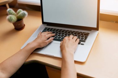 Laptop klavye office, işçisi kadın ve iş kavramı yazarak eller kadın