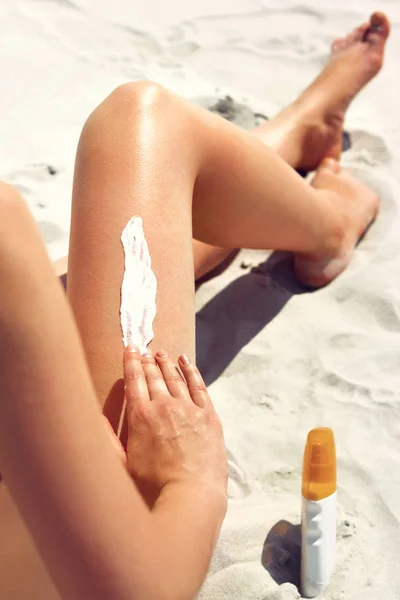 Nahaufnahme Auf Weibliche Hand Die Sonnencreme Auf Bein Aufträgt Hautpflege — Stockfoto