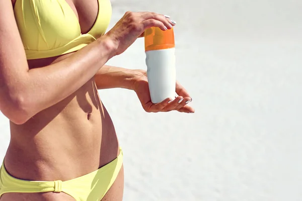 Young Woman Sun Protection Cream Beach — Stock Photo, Image
