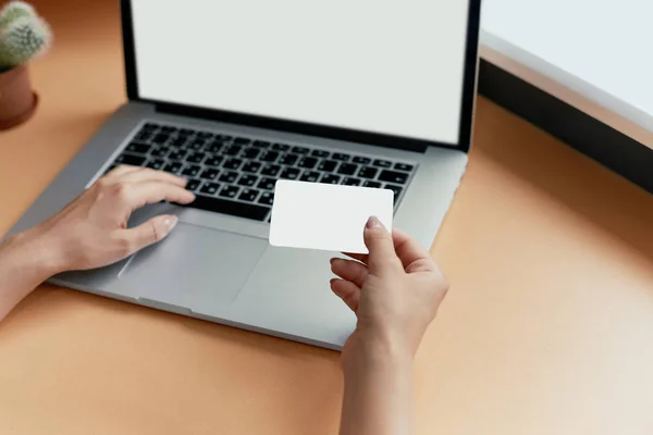 Niña Sosteniendo Tarjeta Crédito Escribiendo Ordenador Portátil Tienda Línea Concepto — Foto de Stock