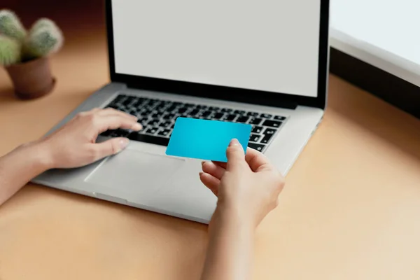 Mujer Con Tarjeta Crédito Ordenador Portátil Para Concepto Compras Línea — Foto de Stock