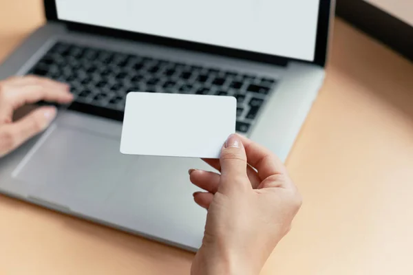 Joven Mujer Negocios Haciendo Pago Línea Con Tarjeta Crédito Que — Foto de Stock