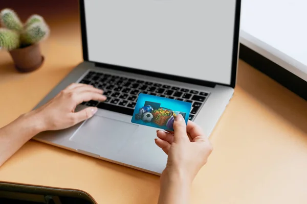 オンラインショッピングの概念のためのラップトップ上でクレジットカードを保持する女性 — ストック写真