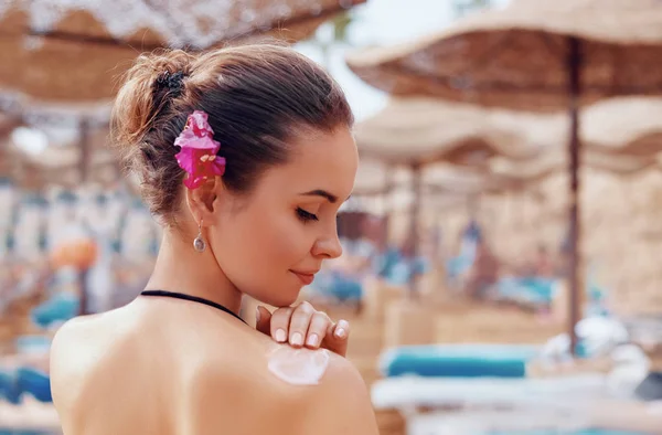 Eine Frau Anwendung Sonnencreme Creme Auf Gebräunte Schulter Sonnenschutz Sonnenschutz — Stockfoto