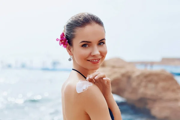 Woman Smile Applying Sunscreen Creme Tanned Shoulder Skincare Body Sun — Stock Photo, Image