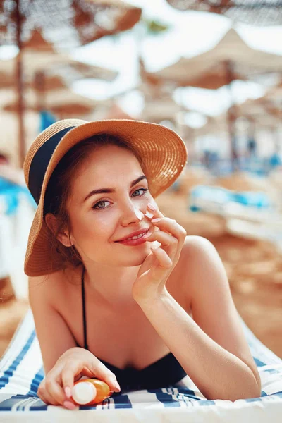 Ochrony Przeciwsłonecznej Kremów Filtrami Kobieta Wprowadzenie Solar Krem Nos Uśmiechający — Zdjęcie stockowe