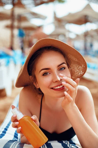 Ochrony Przeciwsłonecznej Kremów Filtrami Kobieta Wprowadzenie Solar Krem Nos Uśmiechający — Zdjęcie stockowe