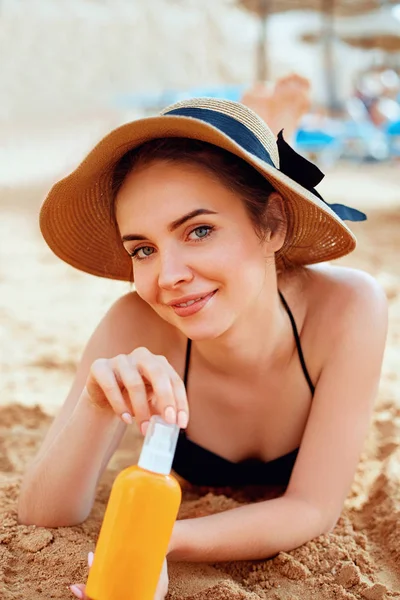 Sexig Ung Kvinna Bikini Håller Flaskor Solskyddsmedel Hennes Händer Hudvård — Stockfoto