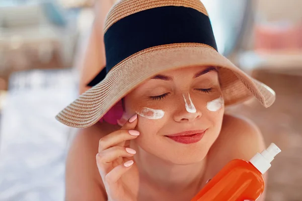 Mujer Joven Con Crema Solar Cara Sosteniendo Botella Protector Solar — Foto de Stock