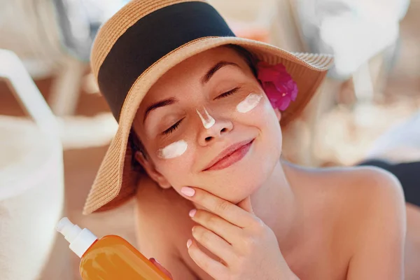 Giovane Donna Con Crema Solare Sul Viso Con Bottiglia Crema — Foto Stock