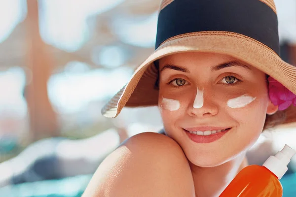 Young Woman Sun Cream Face Holding Sunscren Bottle Beach Female — Stock Photo, Image