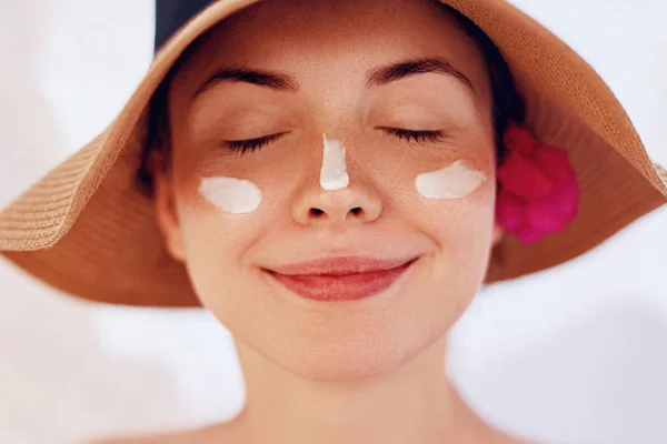 Sonrisa Femenina Aplicando Crema Solar Cara Cuidado Piel Protección Corporal —  Fotos de Stock