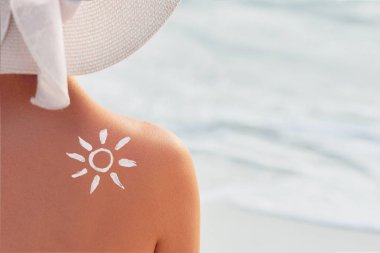 Güneş yanığı losyonu sahilde erkek çizilmiş güneş güneş portresi şeklinde havuzun omzuna adlı kadınla