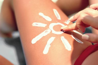 Güneşlenmek koruma. Güneş Losyonu, Beach içinde Form, bacak üzerinde güneşin kullanan kadın