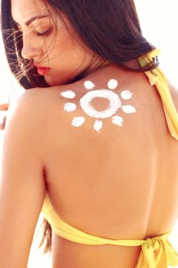 Güneş kremi cildi mayo plajında üzerinde kadınla