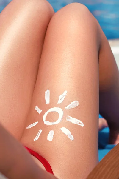 Молодая Женщина Форме Солнца Ноге Держит Бутылку Крема Загара Пляже — стоковое фото