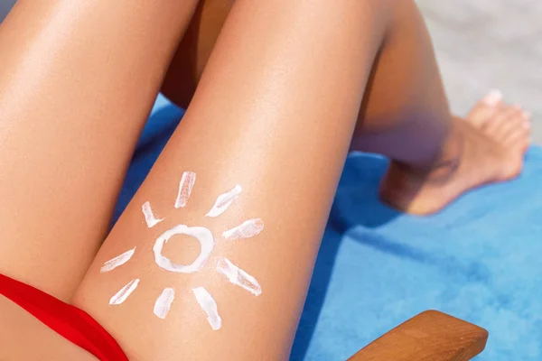 Mujer Joven Con Forma Sol Pierna Sosteniendo Botella Crema Solar — Foto de Stock
