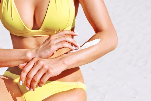 Manos Niña Aplicando Protector Solar Mientras Está Sentada Una Playa — Foto de Stock