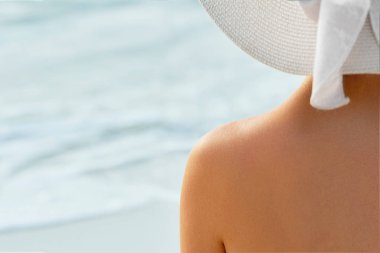 Plajda bikini ayakta arkasında genç kadın