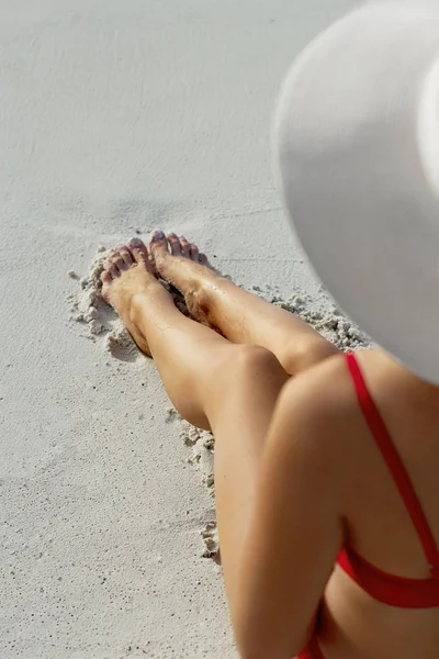 Pürüzsüz Yumuşak Deri Ile Uzun Kadın Bacaklar Plajda Epilasyon Sonra — Stok fotoğraf