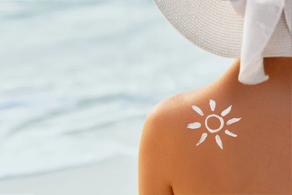 Mujer Con Loción Bronceadora Playa Forma Sol Retrato Mujer Con —  Fotos de Stock