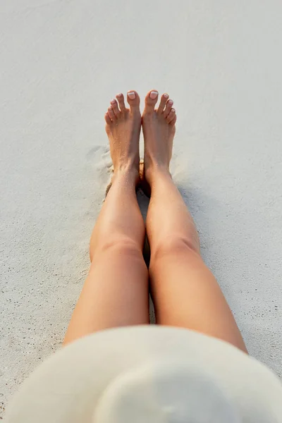 Pernas Sexy Bonitas Das Mulheres Praia Cuidados Com Pele Proteção — Fotografia de Stock