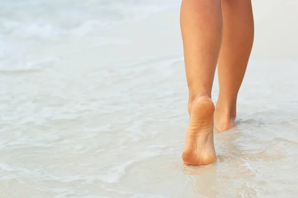 Perto Perna Mulher Praia Pés Mulher Andando Areia Feminino Cuidados — Fotografia de Stock