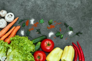 Siyah arka plan, üst görünüm, afiş üzerinde sağlıklı pişirme için taze malzemelerle Çiğ organik sebze seti. Vegan veya diyet gıda kavramı. Boş metin alanı içeren arka plan düzeni.