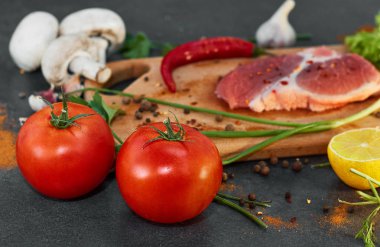 Kırmızı olgun domatesler. Çiğ organik sebzeler 