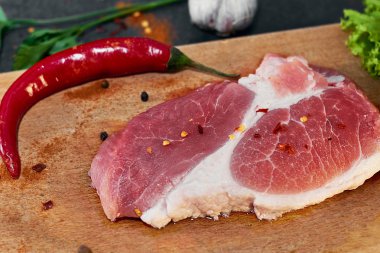 Taze sığır biftek, tahta kaşık, Taze Sebze Çeşitleri, aromatik otlar, baharat ve sebze pişirmek için , siyah arka plan, üst görünümü. Et