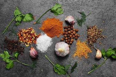  Siyah arka plan üzerinde çeşitli otlar ve baharatlar. Biber, Tuz, Kırmızı biber, sarımsak, zerdeçal, bezelye. En iyi görünüm kopyalama alanı.