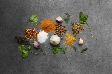Baharat seçimi, siyah taş masada otlarl. Yemek pişirmek için malzemeler. Yemek geçmişi. Kopyalama alanı ile üstte görünüm.
