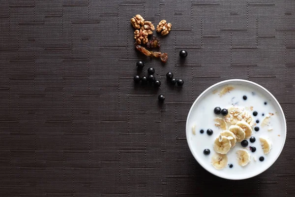 Concepto Desayuno Saludable Con Gachas Avena Con Plátanos Leche Arándanos —  Fotos de Stock