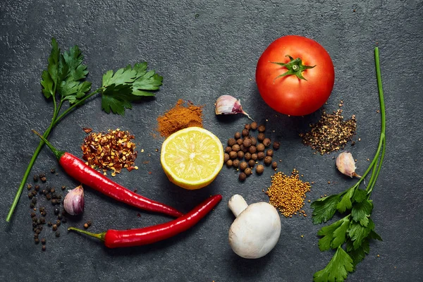 Várias Ervas Temperos Fundo Preto Limão Pimenta Sal Pimenta Vermelha — Fotografia de Stock