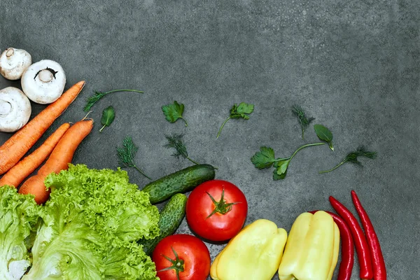 Siyah arka plan, üst görünüm, afiş üzerinde sağlıklı pişirme için taze malzemelerle Çiğ organik sebze seti. Vegan veya diyet gıda kavramı. Boş metin alanı içeren arka plan düzeni.