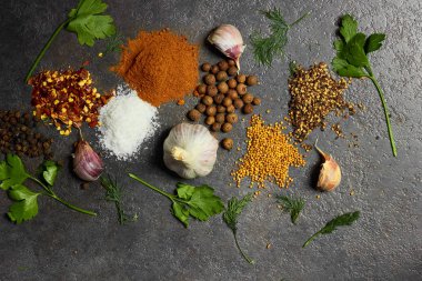 Baharat seçimi, siyah taş masada otlarl. Yemek pişirmek için malzemeler. Yemek geçmişi. Kopyalama alanı ile üstte görünüm.