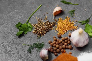 Baharat seçimi, siyah taş masada otlarl. Yemek pişirmek için malzemeler. Yemek geçmişi. Kopyalama alanı ile üstte görünüm.