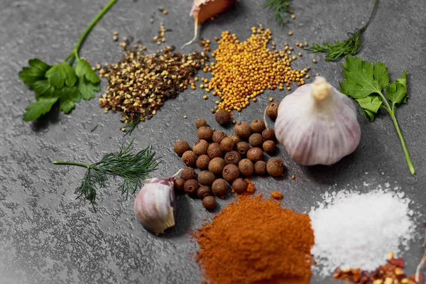 Seleção Especiarias Herbsl Mesa Pedra Preta Ingredientes Para Cozinhar Fundo — Fotografia de Stock