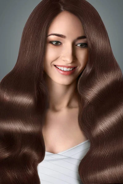 茶色の髪をした美しい女性の笑顔 ヘアケア — ストック写真