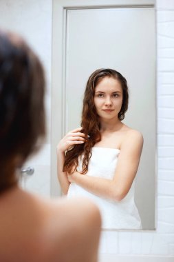 Islak saçlı kadın portresi, güzel saç, sağlıklı cilt bakımı, banyoda ıslak saçlı güzel bir model.. 