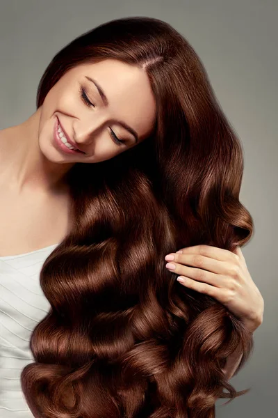 茶色の髪長い髪の美しい女性 ヘアケア — ストック写真