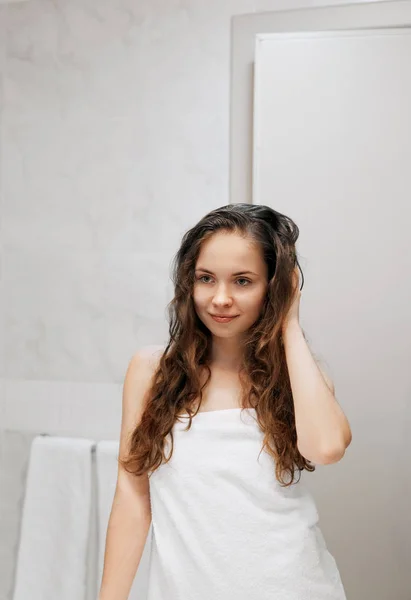 Bella Giovane Donna Toccare Capelli Bagnati Con Mani Sorridente — Foto Stock