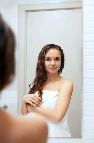 Nasse Haare Frauenporträt Schönheit Haare Gesunde Hautpflege Konzept Schönes Modell — Stockfoto