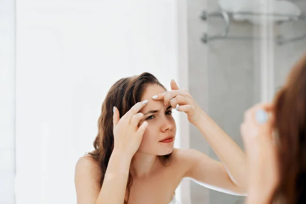 Jonge Vrouw Kijken Knijpen Acne Een Gezicht Voor Spiegel Lelijke — Stockfoto