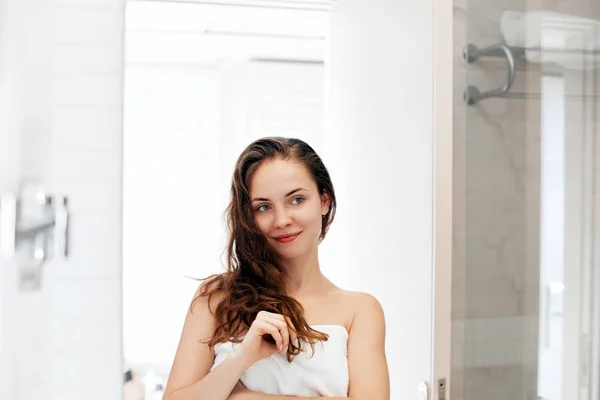 Cabelo Cuidados Com Corpo Mulher Tocando Cabelo Sorrindo Enquanto Olha — Fotografia de Stock