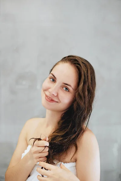 Gyönyörű Fiatal Megérintette Nedves Haját Kézzel Mosolyogva Állva Tükör Előtt — Stock Fotó