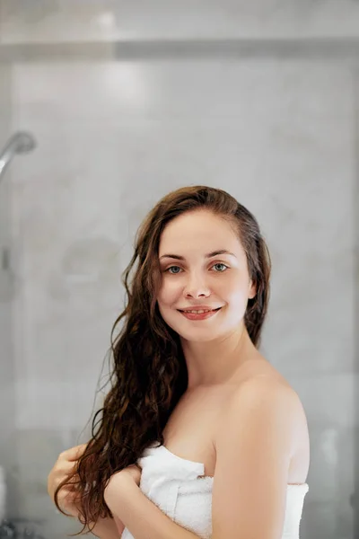 Haar Lichaamsverzorging Meisje Maakt Gebruik Van Bescherming Hydraterende Crème Olie — Stockfoto